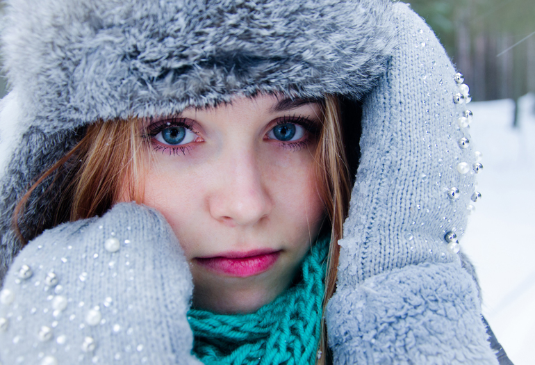Девушка зимой в перчатках