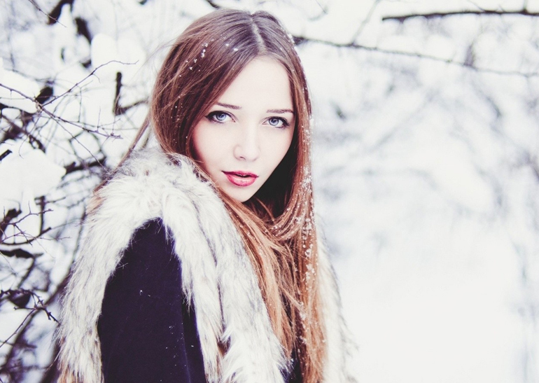 девушка в снежинках