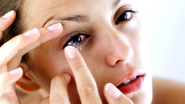 контактная линза на пальце у глаза