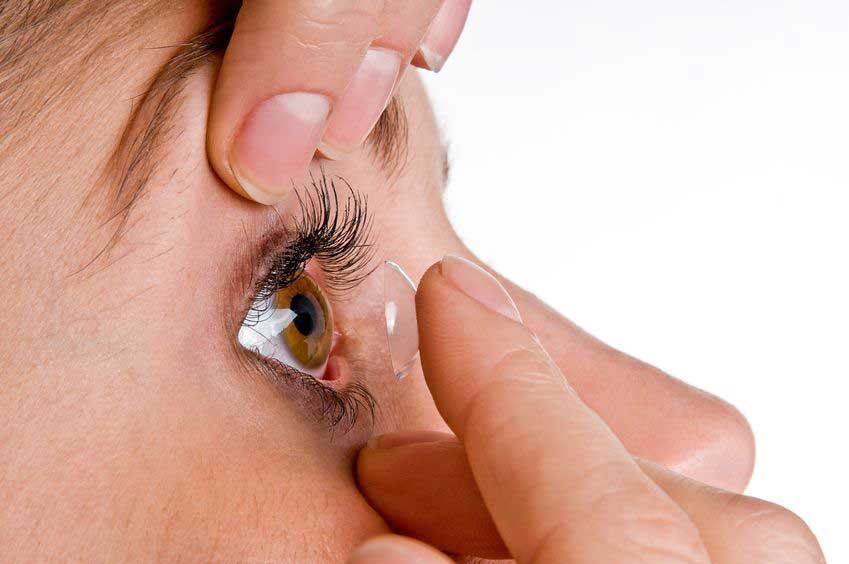 Как надевать контактные линзы?