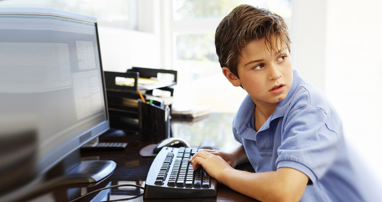Подросток за компьютером