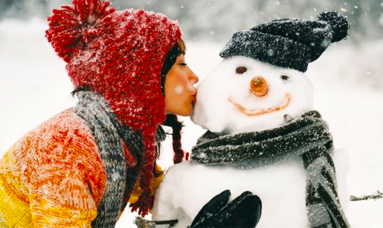 снеговик и девушка