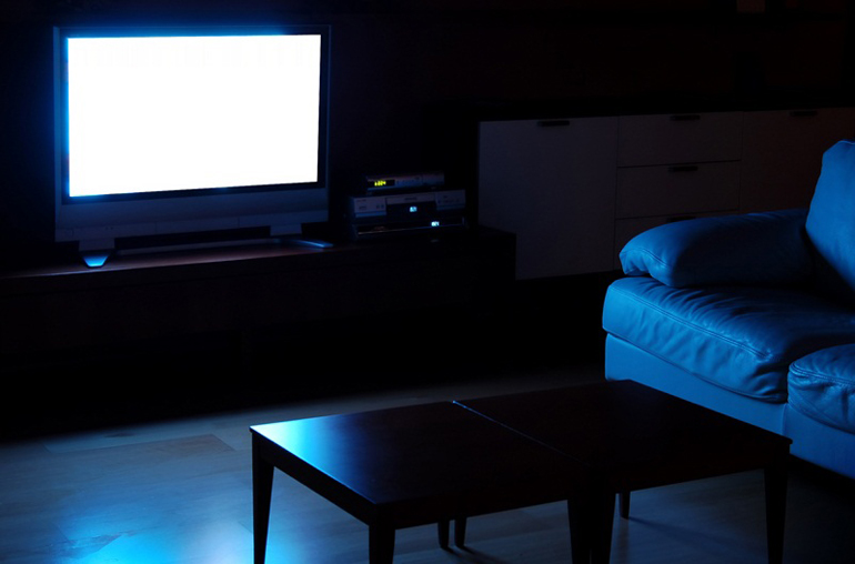 телевизор в темной комнате