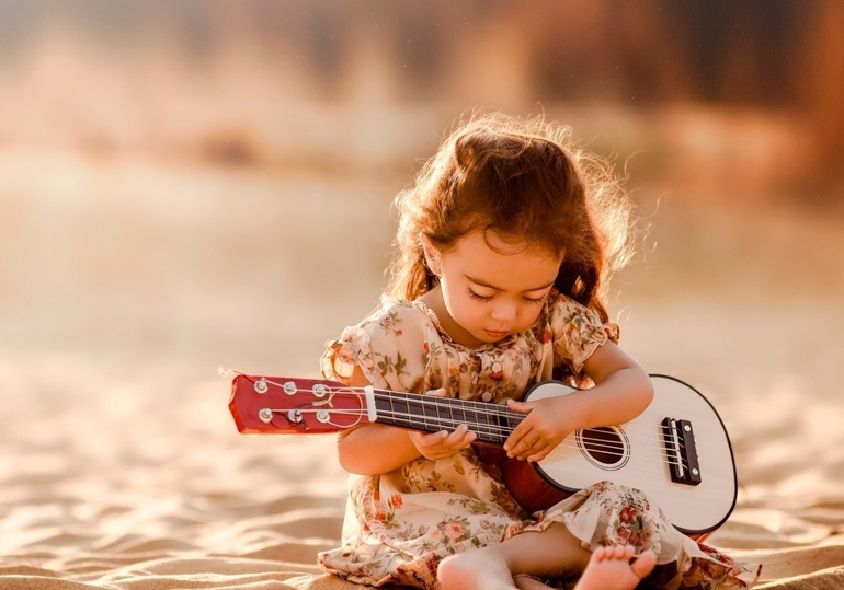 малышка с гитарой
