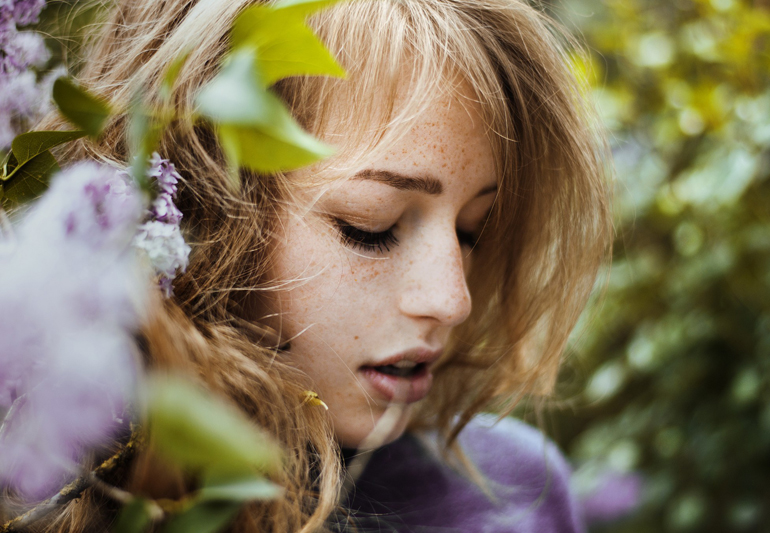 печальная девушка