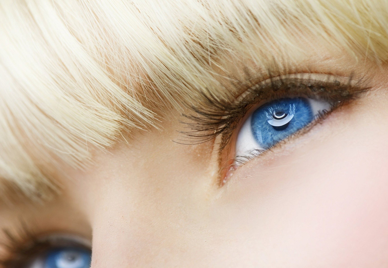 блон и голубые глаза