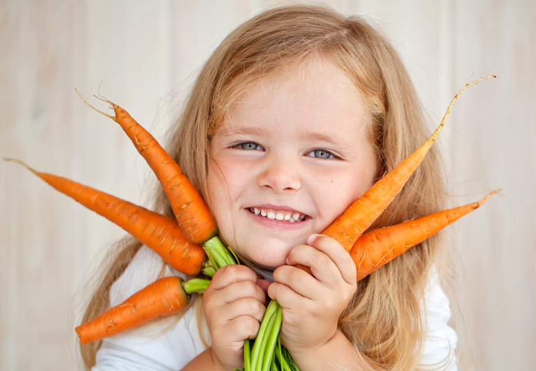 девочка с морковью