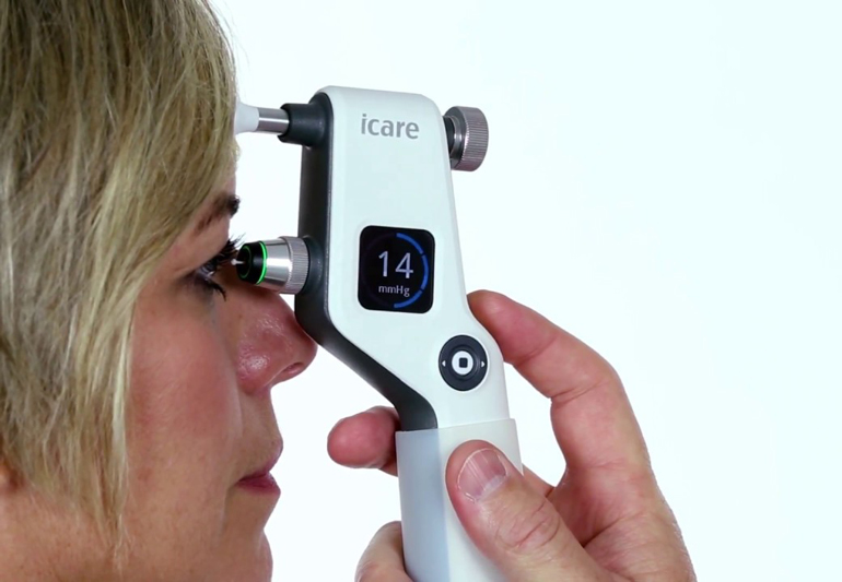 измерять глазное давление
