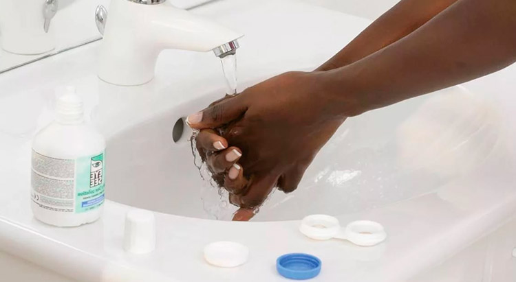 Мытьё рук перед использованием контактных линз