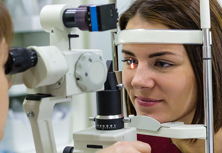 Офтальмоскопия что это. Офтальмоскопия глазного дна. Прямая офтальмоскопия глазного дна. Биомикроскопия и офтальмоскопия. Непрямая бинокулярная офтальмоскопия.