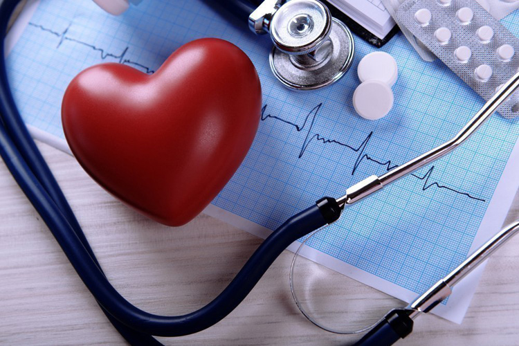 серце, кардиограмма, таблетки, стетаскоп