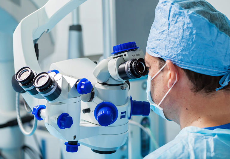 врач смотрит в прибор для диагностики зрения
