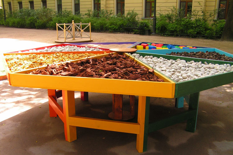Сенсорные сады для детей. Стол для детского сада на площадку. Столики для детских площадок. Тактильные столы для детской площадки. Сенсорный сад.