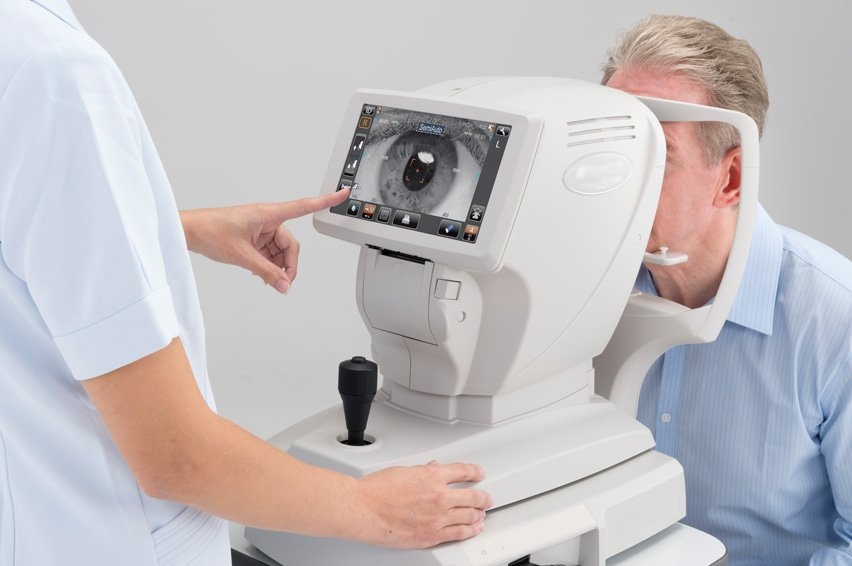 офтальмолог проверяет зрение