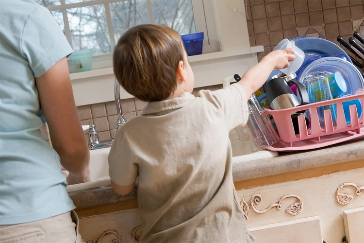 ребенок помогает мыть посуду