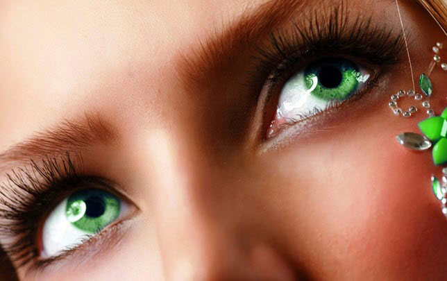зеленые линзы на глазах