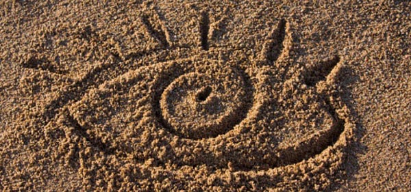 глаз на песке нарисован
