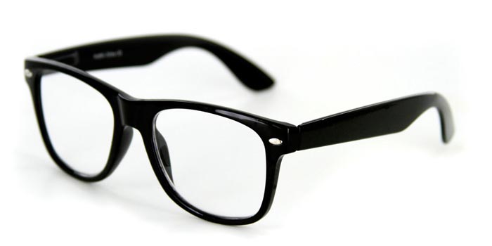 очки в черной оправе