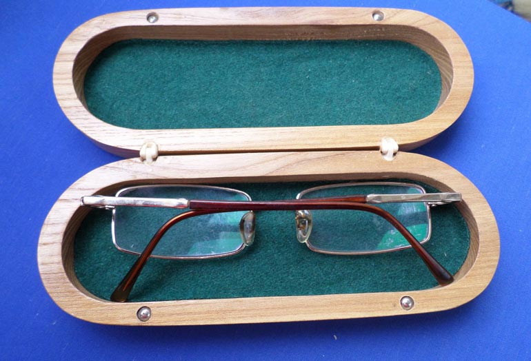 очки в деревянном футляре