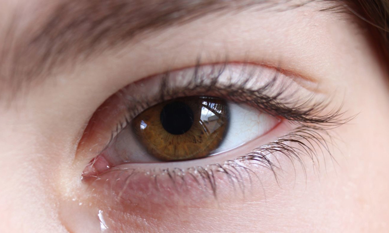 Почему слезятся глаза: причины, лечение, профилактика