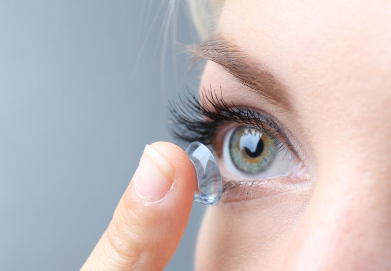 контактная линза на пальце у глаза